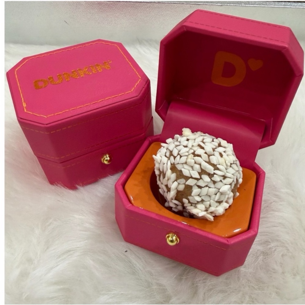 Dunkin' Donuts 🍩 Pink "ring" box
National Proposal Day - Picture 4 of 5